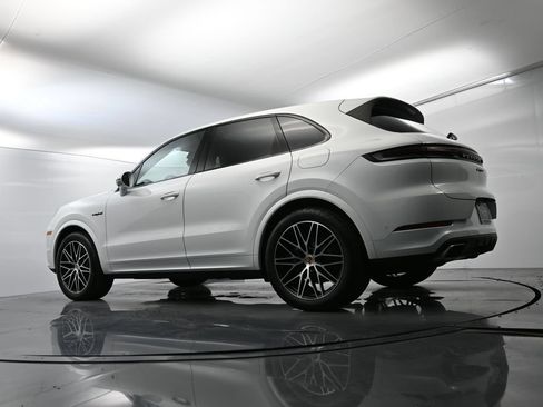 Certified 2025 Porsche Cayenne E-Hybrid w/ Premium Package Plus AWD/4WD image 51