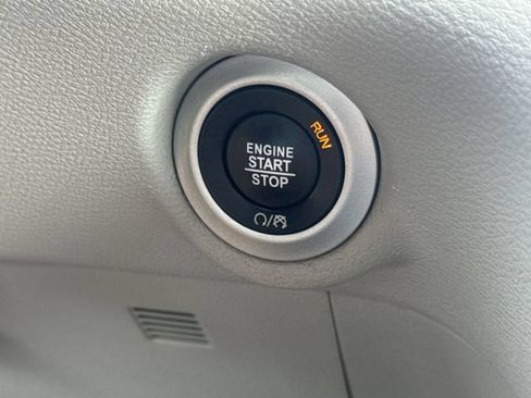 Used 2024 Chrysler Pacifica Touring-L FWD image 17