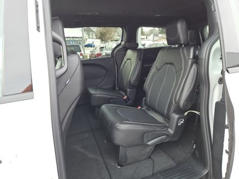New 2026 Chrysler Pacifica Select image 15