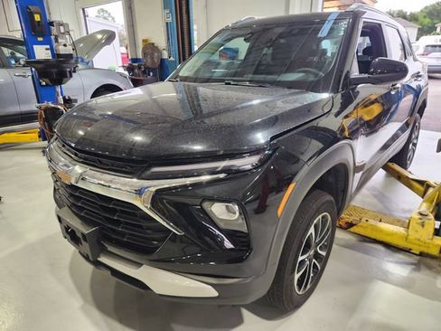 Used 2025 Chevrolet TrailBlazer LT AWD/4WD image 3