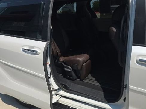 Used 2023 Toyota Sienna Platinum FWD image 28
