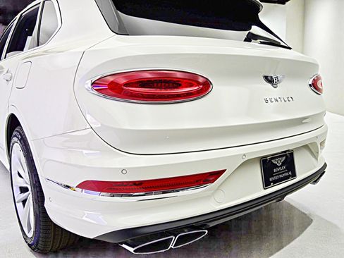 New 2025 Bentley Bentayga Plug-In Hybrid image 19
