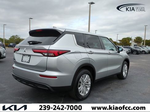 Used 2024 Mitsubishi Outlander ES image 5