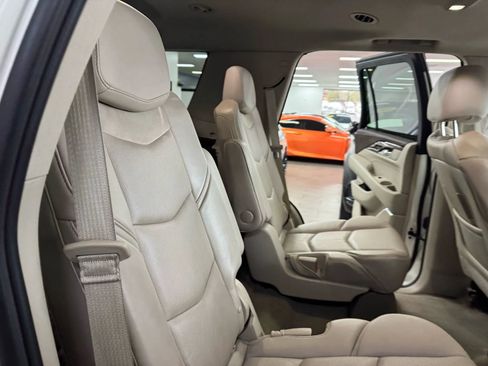 Used 2015 Cadillac Escalade Luxury image 16