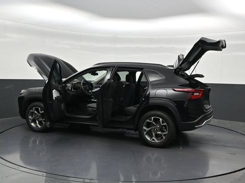 Used 2025 Chevrolet Trax LT FWD image 34