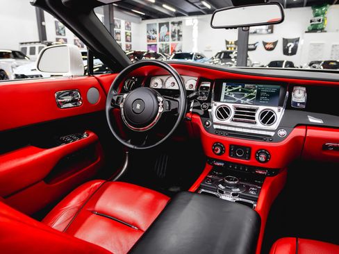 Used 2017 Rolls-Royce Dawn RWD image 69