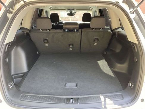 Used 2023 Jeep Grand Cherokee Laredo AWD/4WD image 5