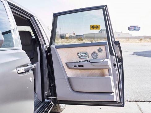 Used 2025 Rolls-Royce Phantom image 31