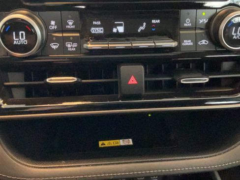 Used 2023 Toyota Highlander XLE FWD image 14