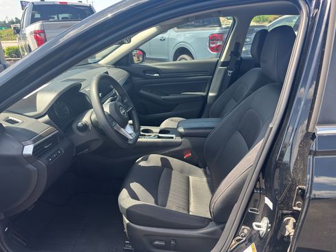 Used 2025 Nissan Altima 2.5 SV FWD image 7