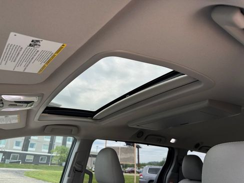 Used 2017 Toyota Sienna XLE Premium AWD/4WD image 31