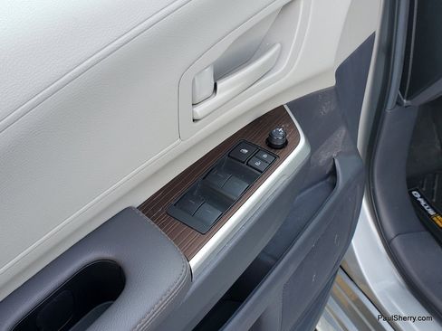 Used 2024 Toyota Sienna LE FWD image 21