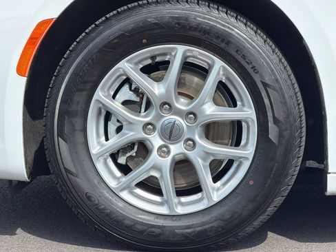 Used 2023 Chrysler Pacifica Touring-L FWD image 28