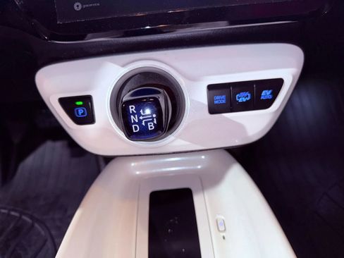 Used 2017 Toyota Prius Prime Premium image 31