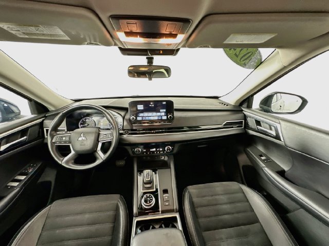 Used 2024 Mitsubishi Outlander SE AWD/4WD image 3
