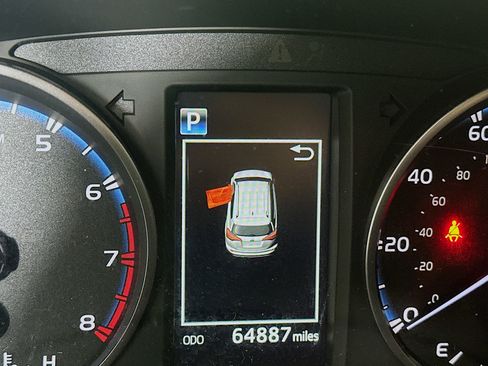 Used 2018 Toyota RAV4 LE FWD image 18