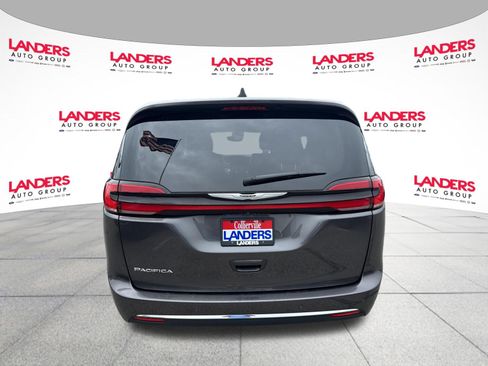 Used 2023 Chrysler Pacifica Touring-L FWD image 4