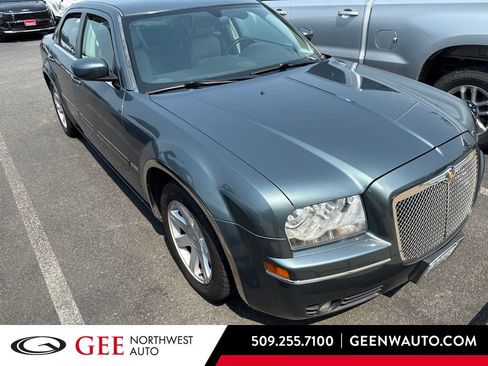 Used 2005 Chrysler 300 Touring RWD image 1