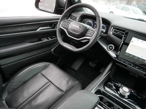 Certified 2024 Jeep Wagoneer 4WD w/ Premium Group I image 9