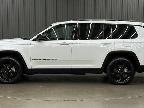 Used 2024 Jeep Grand Cherokee L Altitude AWD/4WD image 2