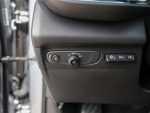 Used 2023 Buick Envision Avenir image 18