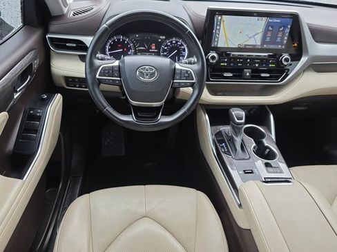 Used 2022 Toyota Highlander Platinum FWD image 13