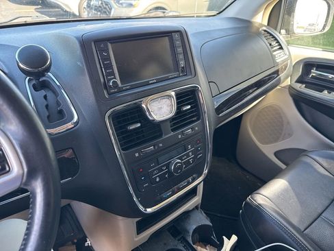 Used 2014 Chrysler Town & Country Touring-L w/ Driver Convenience Group FWD image 3