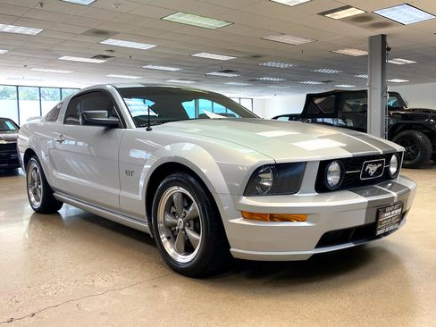 Used 2006 Ford Mustang GT image 2