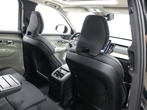 Used 2025 Volvo XC90 T8 Plus w/ Protection Package Premier AWD/4WD image 88