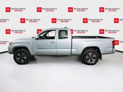 Used 2018 Toyota Tacoma TRD Sport AWD/4WD image 8