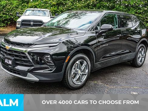 Used 2025 Chevrolet Blazer LT FWD image 3