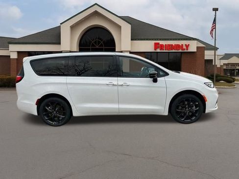 New 2026 Chrysler Pacifica Select image 2