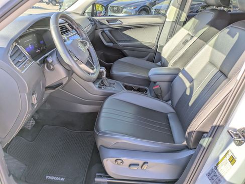 Used 2022 Volkswagen Tiguan SE image 16