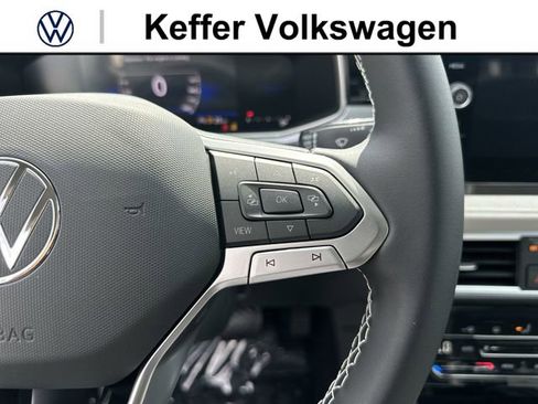 New 2026 Volkswagen Taos SE FWD image 18