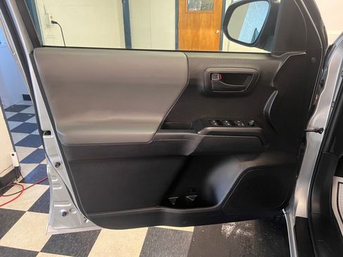 Used 2023 Toyota Tacoma SR AWD/4WD image 31