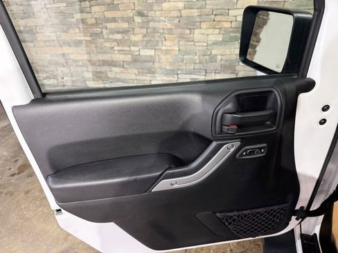 Used 2018 Jeep Wrangler Unlimited Sahara w/ Connectivity Group image 8