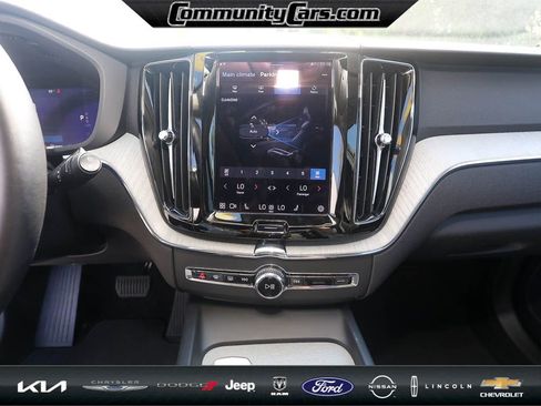 Used 2025 Volvo XC60 B5 Plus image 16