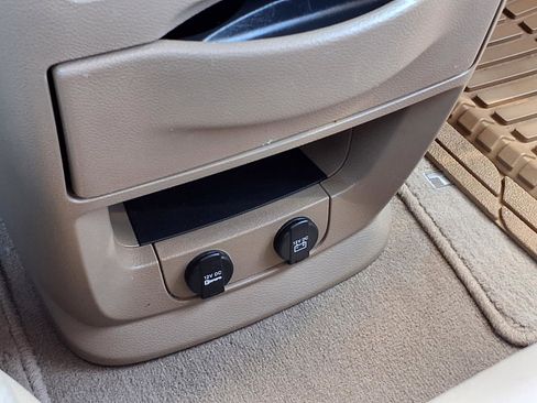 Used 2016 Chrysler Town & Country Touring w/ Driver Convenience Group FWD image 17