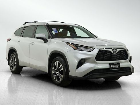 Used 2024 Toyota Highlander XLE AWD/4WD image 7