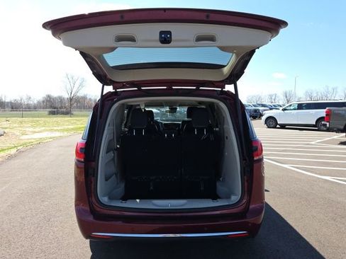 Used 2023 Chrysler Pacifica Touring-L image 10