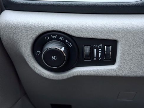 Used 2023 Chrysler Pacifica Touring-L FWD image 35