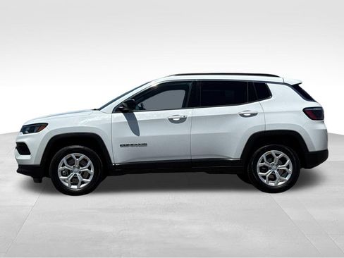 Used 2024 Jeep Compass Latitude AWD/4WD image 2