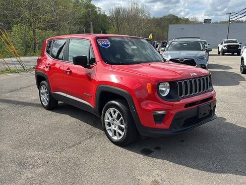 Used 2023 Jeep Renegade Latitude AWD/4WD image 2