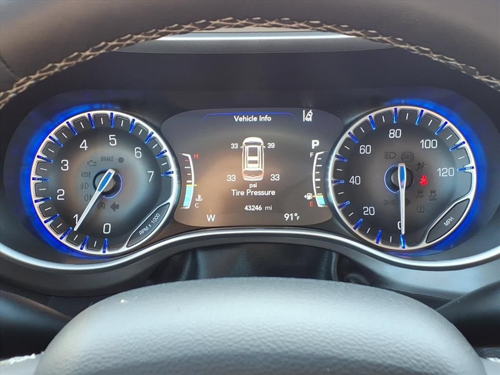 Used 2024 Chrysler Pacifica Touring-L FWD image 22