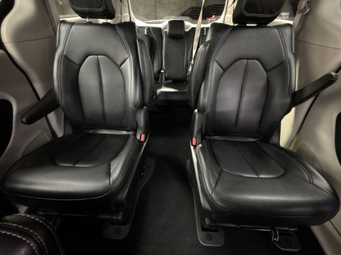 Used 2024 Chrysler Pacifica Select image 5