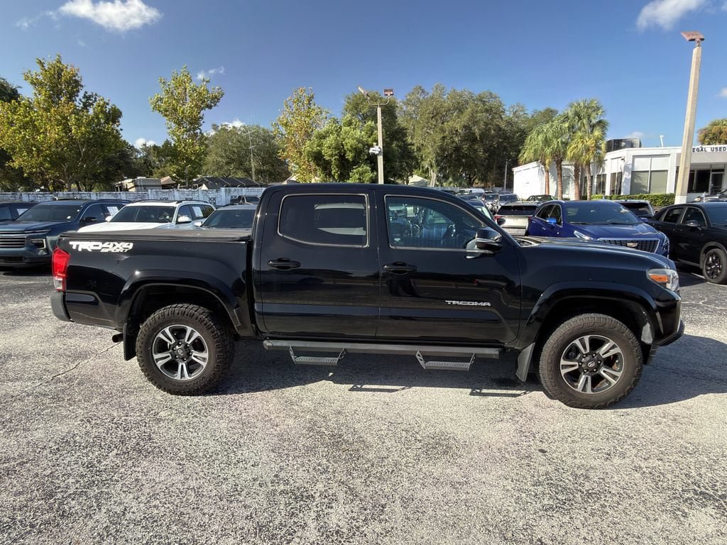 Used 2017 Toyota Tacoma TRD Sport w/ Tow Package (A/T) AWD/4WD image 4