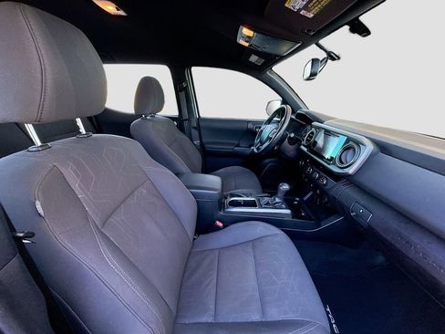 Used 2017 Toyota Tacoma TRD Sport image 28