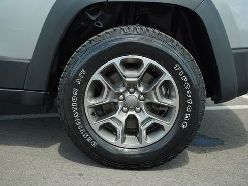 Used 2022 Jeep Cherokee Trailhawk AWD/4WD image 42