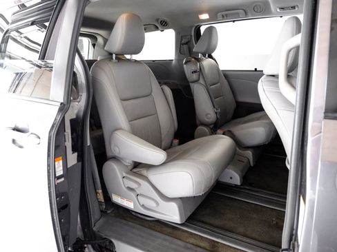 Used 2019 Toyota Sienna XLE w/ XLE Navigation Package image 31