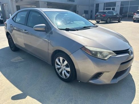 Used 2015 Toyota Corolla LE FWD image 2